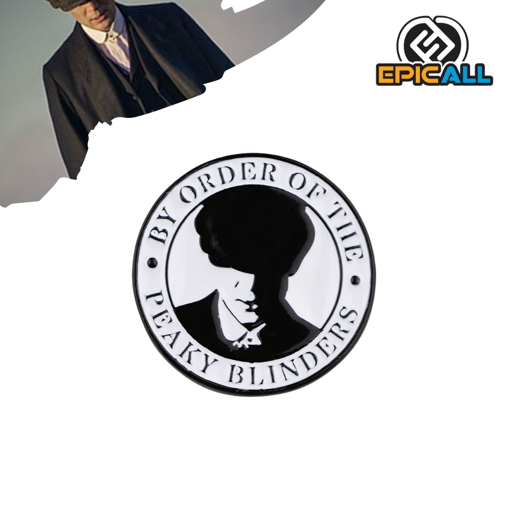 La imagen muestra un pin metálico redondo con un diseño en blanco y negro que incluye la silueta de un personaje de Peaky Blinders y la frase "By order of the Peaky Blinders". El pin mide 3 cm de diámetro.