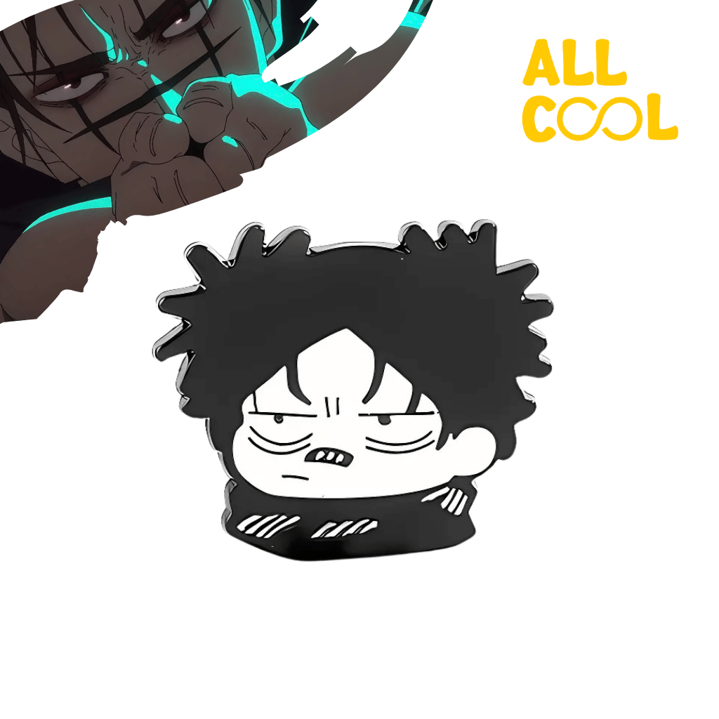 Un pin metálico con la imagen de Choso en blanco y negro. Choso tiene una expresión neutra y está representado con detalles característicos de su apariencia. El pin tiene un diseño detallado y un acabado brillante.