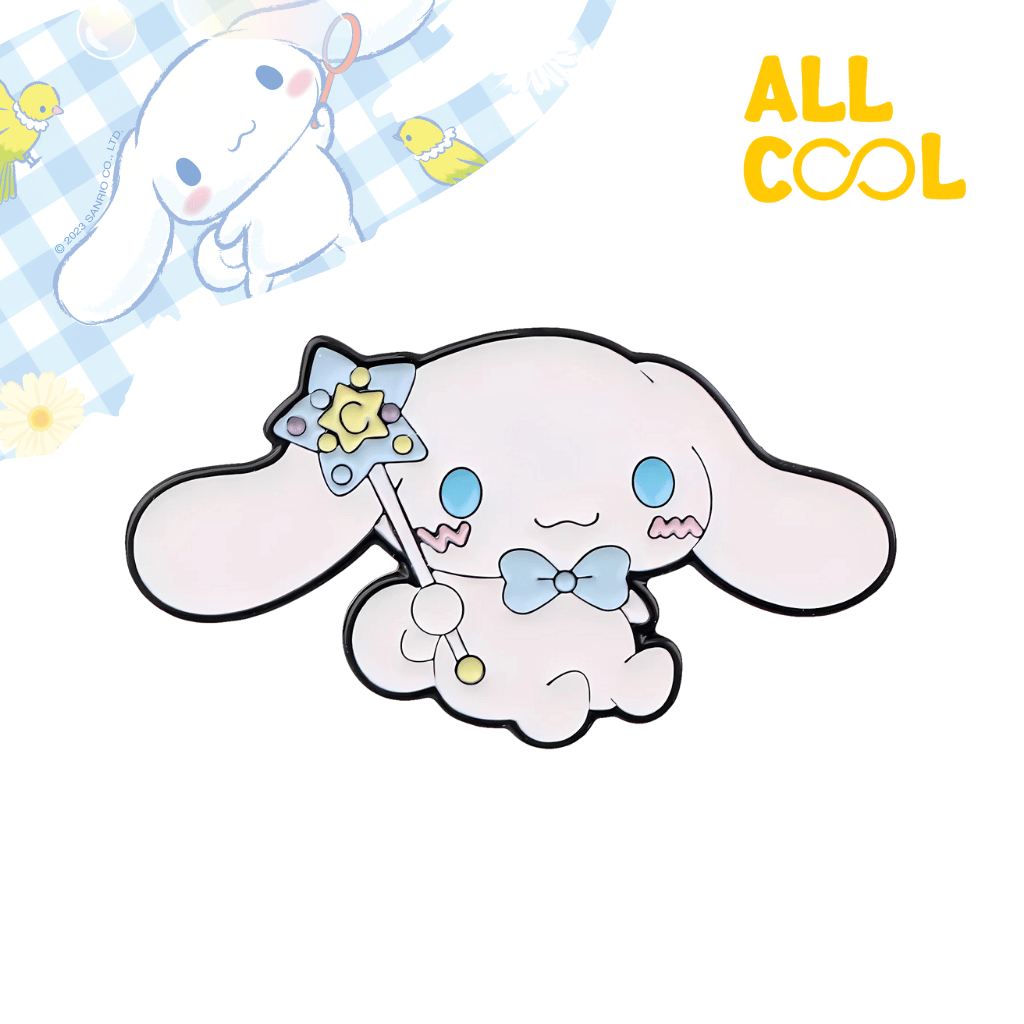 Un pin metálico con la imagen de Cinnamonroll con su varita mágica. Cinnamonroll es de color blanco con detalles en azul y rosa. Tiene una expresión alegre y está sosteniendo una varita mágica con una estrella en la punta. El pin tiene un diseño colorido y detallado.