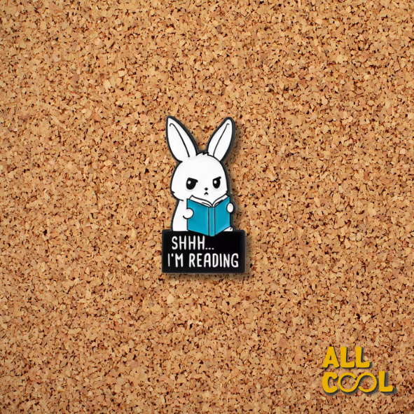 Pin metalico con el fondo de corcho