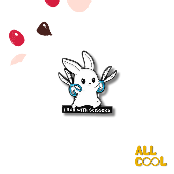 Un pin de metal esmaltado con el diseño de un conejo blanco sosteniendo unas tijeras. El conejo tiene una expresión divertida y alrededor del pin se puede leer la frase "I run with scissors" (en español: "Corro con tijeras").