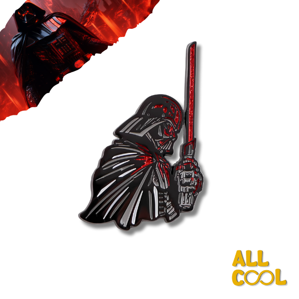 La imagen muestra un pin metálico de Darth Vader con un sable láser rojo, de 4.5 cm de alto y 2.5 cm de ancho.