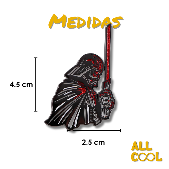 La imagen muestra un pin metálico de Darth Vader con un sable láser rojo, de 4.5 cm de alto y 2.5 cm de ancho.