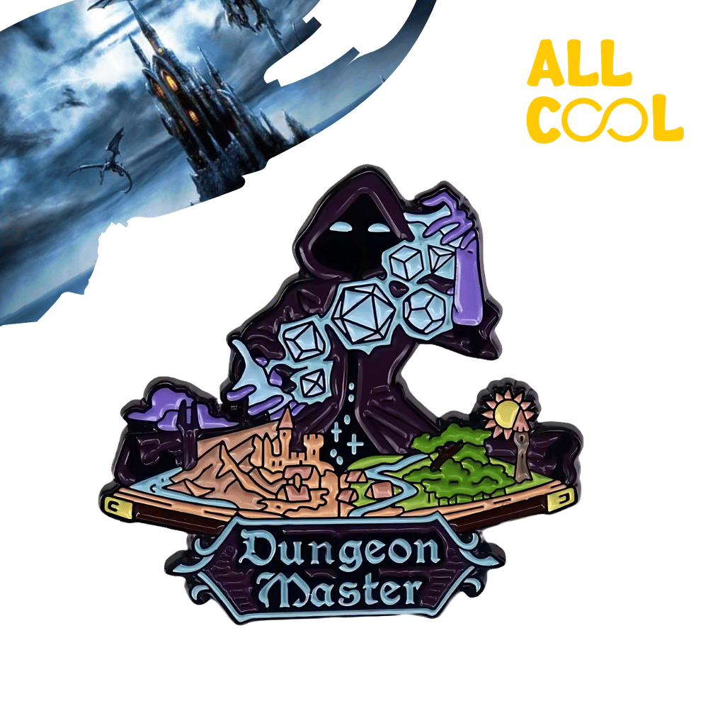 Un pin metálico con la frase "Dungeon Master" y una imagen de un Dungeon Master con elementos del juego. El pin tiene un fondo negro con letras y detalles en otros colores.