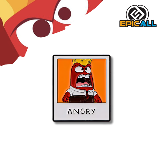 Pin metálico de forma cuadrada con un borde blanco. En el interior, hay una imagen de Furia, un personaje de dibujos animados de color rojo con una expresión enojada. El pin tiene un fondo naranja y el texto "Angry" (Enojado) en la parte inferior. El pin mide 3 centímetros de alto y 2 centímetros de ancho.
