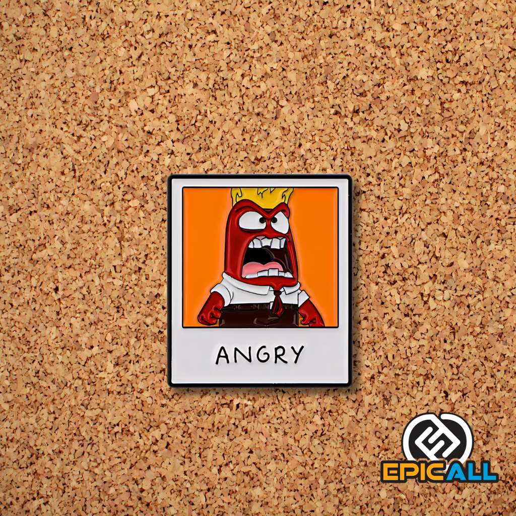 Pin metálico de forma cuadrada con un borde blanco. En el interior, hay una imagen de Furia, un personaje de dibujos animados de color rojo con una expresión enojada. El pin tiene un fondo naranja y el texto "Angry" (Enojado) en la parte inferior. El pin mide 3 centímetros de alto y 2 centímetros de ancho.