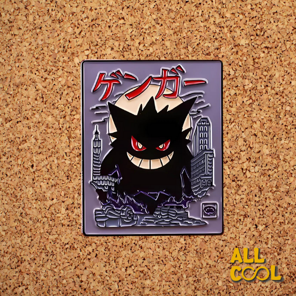 Un pin metálico colorido que muestra a Gengar de ‘Pokémon’ con un fondo inspirado en Pueblo Lavanda, con medidas de 3 x 4 cm sobre un fondo blanco con la marca “ALL COOL”.