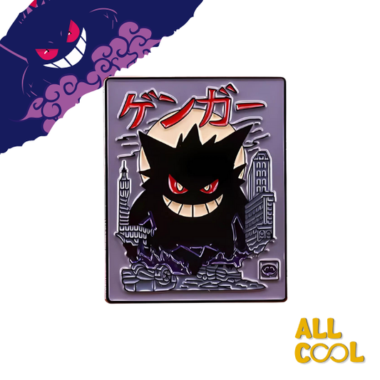 Un pin metálico colorido que muestra a Gengar de ‘Pokémon’ con un fondo inspirado en Pueblo Lavanda, con medidas de 3 x 4 cm sobre un fondo blanco con la marca “ALL COOL”.