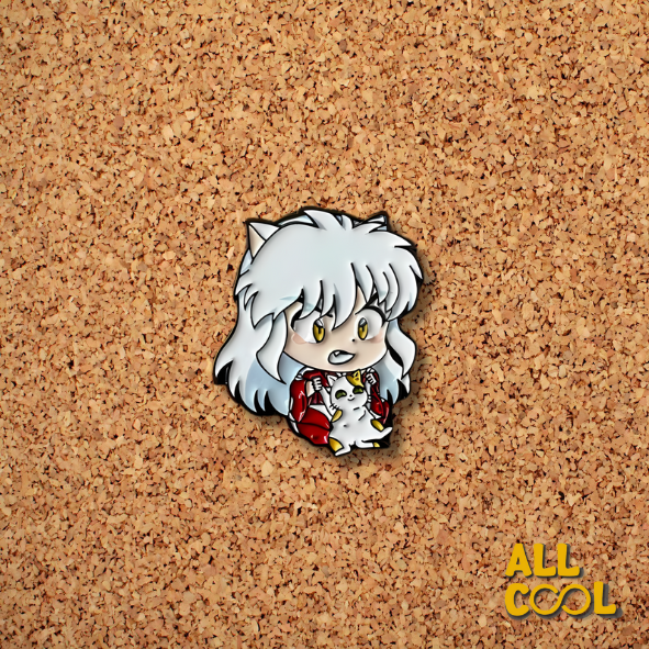 Pin metálico con la imagen de Inuyasha, un personaje de anime con cabello plateado y orejas de perro. Está sentado y sosteniendo a un gato blanco y negro. El pin mide 3 centímetros de alto y 2.5 centímetros de ancho.