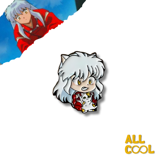 Pin metálico con la imagen de Inuyasha, un personaje de anime con cabello plateado y orejas de perro. Está sentado y sosteniendo a un gato blanco y negro. El pin mide 3 centímetros de alto y 2.5 centímetros de ancho.
