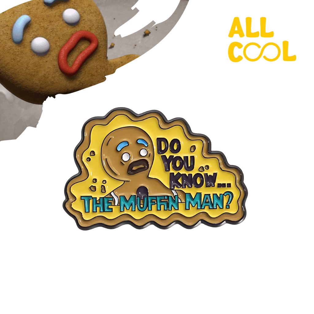 Un pin metálico con la imagen de Jengi, el Hombre de Pan de Jengibre de la película Shrek. Jengi tiene una expresión divertida y está acompañado de la frase "¿Do you know the Muffin Man?". El pin tiene un diseño colorido y detallado.