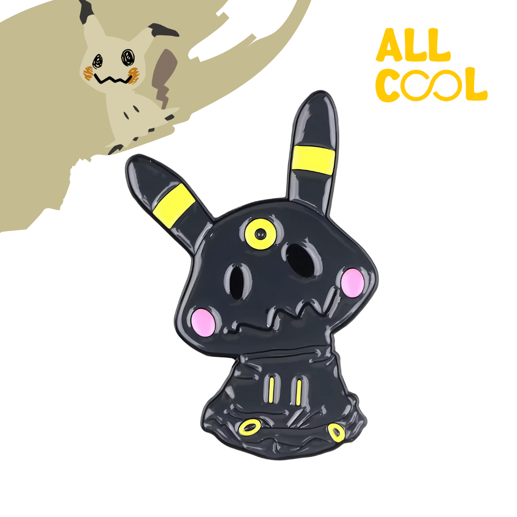 Un pin metálico con la imagen de Mimikyu disfrazado de Umbreon. Mimikyu lleva un disfraz negro con detalles amarillos y tiene una expresión adorable. El pin tiene un diseño colorido y detallado.