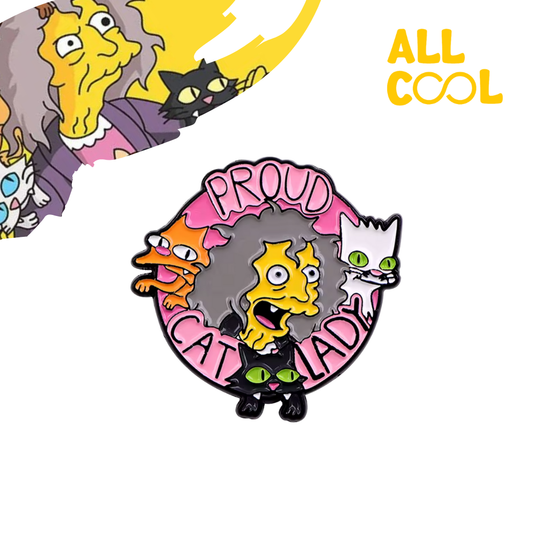 Un pin metálico con la imagen de la "Proud Cat Lady" de Los Simpson y sus gatos. La "Proud Cat Lady" tiene el pelo gris y está rodeada de tres gatos de diferentes colores. El pin tiene un diseño colorido y detallado.