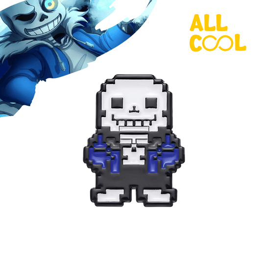 Un pin metálico de Sans del videojuego Undertale. Sans está representado en su estilo pixelado característico, con su sonrisa y ojos brillantes. El pin tiene un diseño detallado y un acabado brillante.