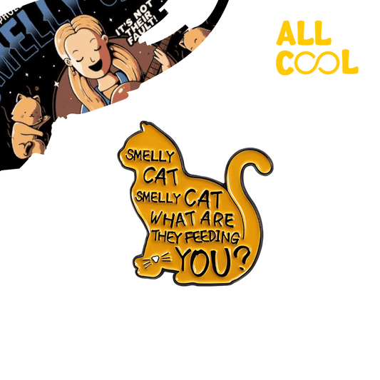 Un pin metálico con la imagen de un gato y la frase "Smelly Cat" de la serie Friends. El gato es de color naranja y la frase está escrita en un estilo divertido. El pin tiene un fondo blanco.