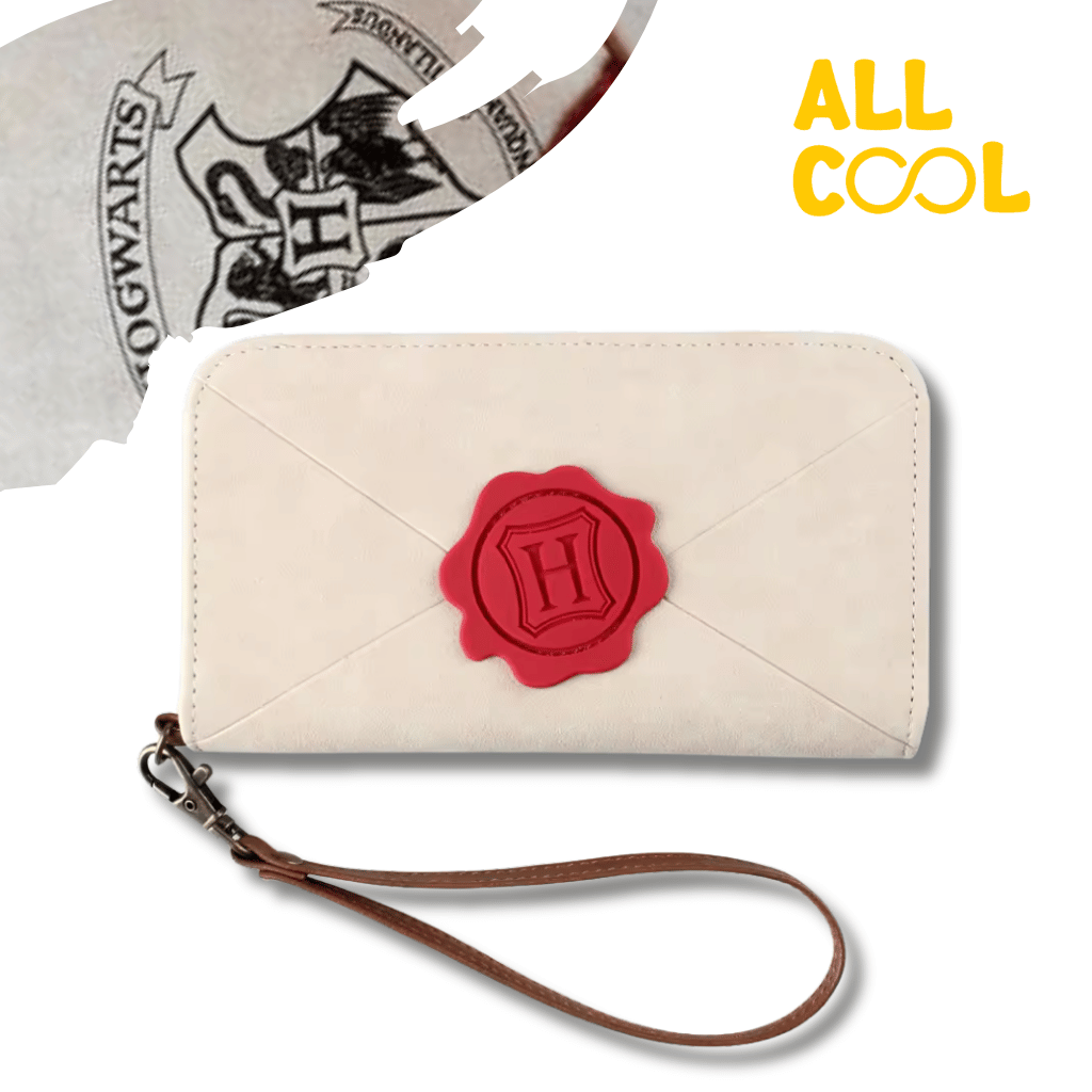 Un porta tarjetas y celular con la forma de un sobre color crema sellado con un sello rojo con la letra "H" de Hogwarts en el centro. El porta tarjetas tiene una correa marrón. En la segunda imagen, se ve el interior abierto con ranuras para tarjetas y un espacio para un teléfono celular.