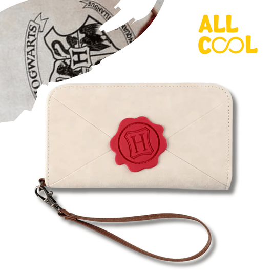 Un porta tarjetas y celular con la forma de un sobre color crema sellado con un sello rojo con la letra "H" de Hogwarts en el centro. El porta tarjetas tiene una correa marrón. En la segunda imagen, se ve el interior abierto con ranuras para tarjetas y un espacio para un teléfono celular.