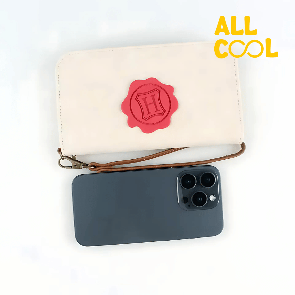 Foto comparando el tamaño del tarjetero con un Iphone