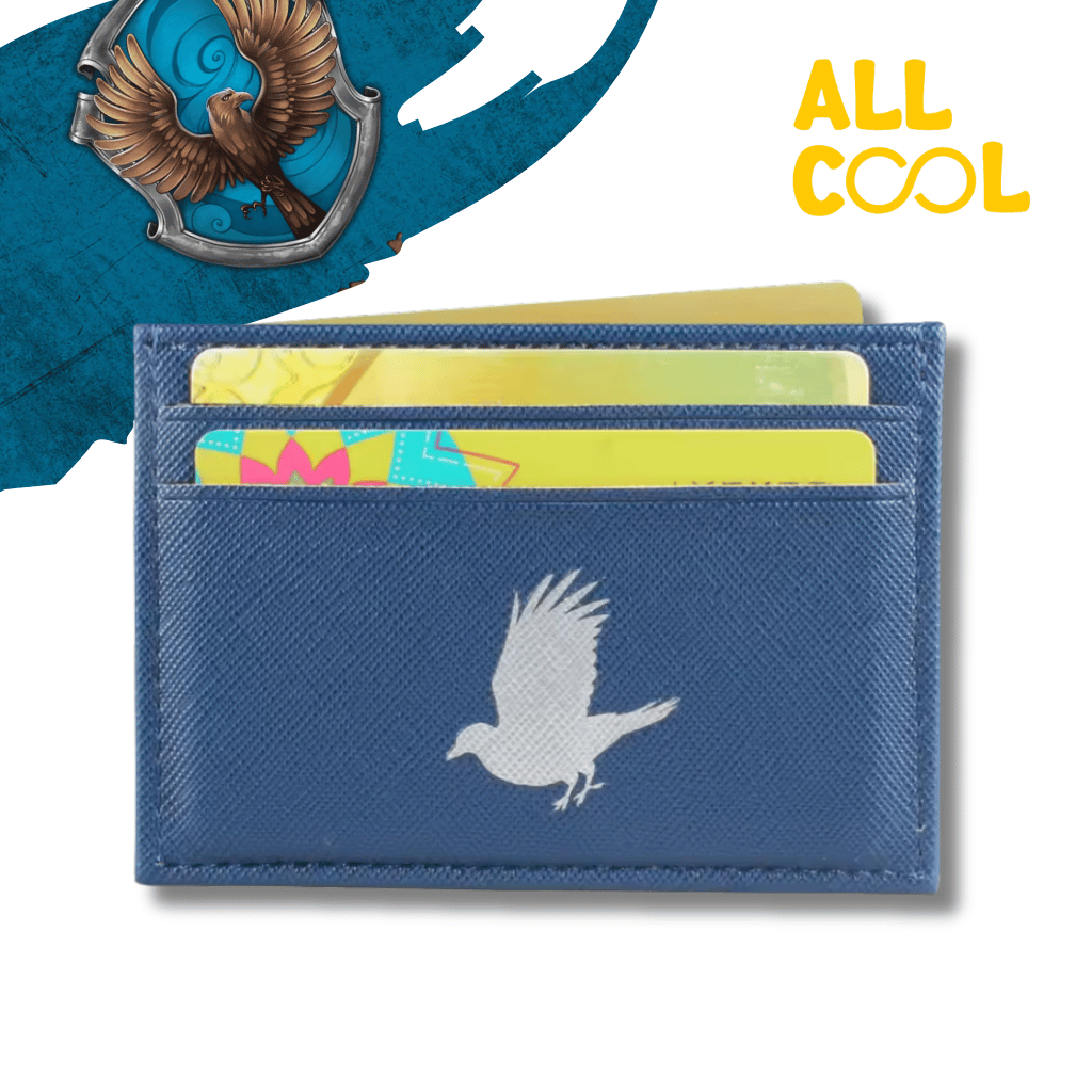 Un porta tarjetas rectangular de color azul con el emblema de un águila de Ravenclaw estampado en la parte frontal. Se ven varias tarjetas asomando por las ranuras superiores.