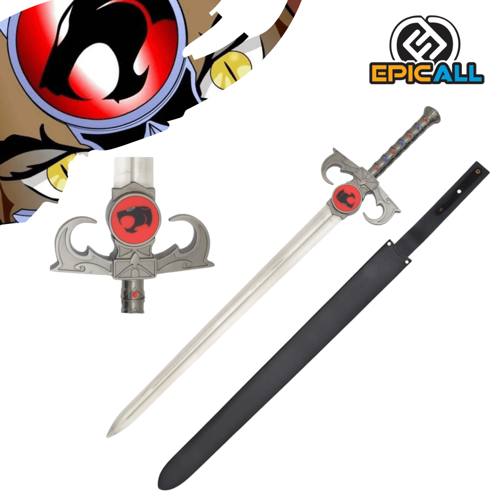 Una réplica de acero de la Espada del Augurio de los Thundercats. La espada tiene una hoja plateada, una empuñadura detallada con gemas de colores y una guarda distintiva con el Ojo de Thundera en el centro. También se muestra una vaina negra. En la esquina superior izquierda, se ve una ilustración del rostro de Lion-O y el logo de los Thundercats.