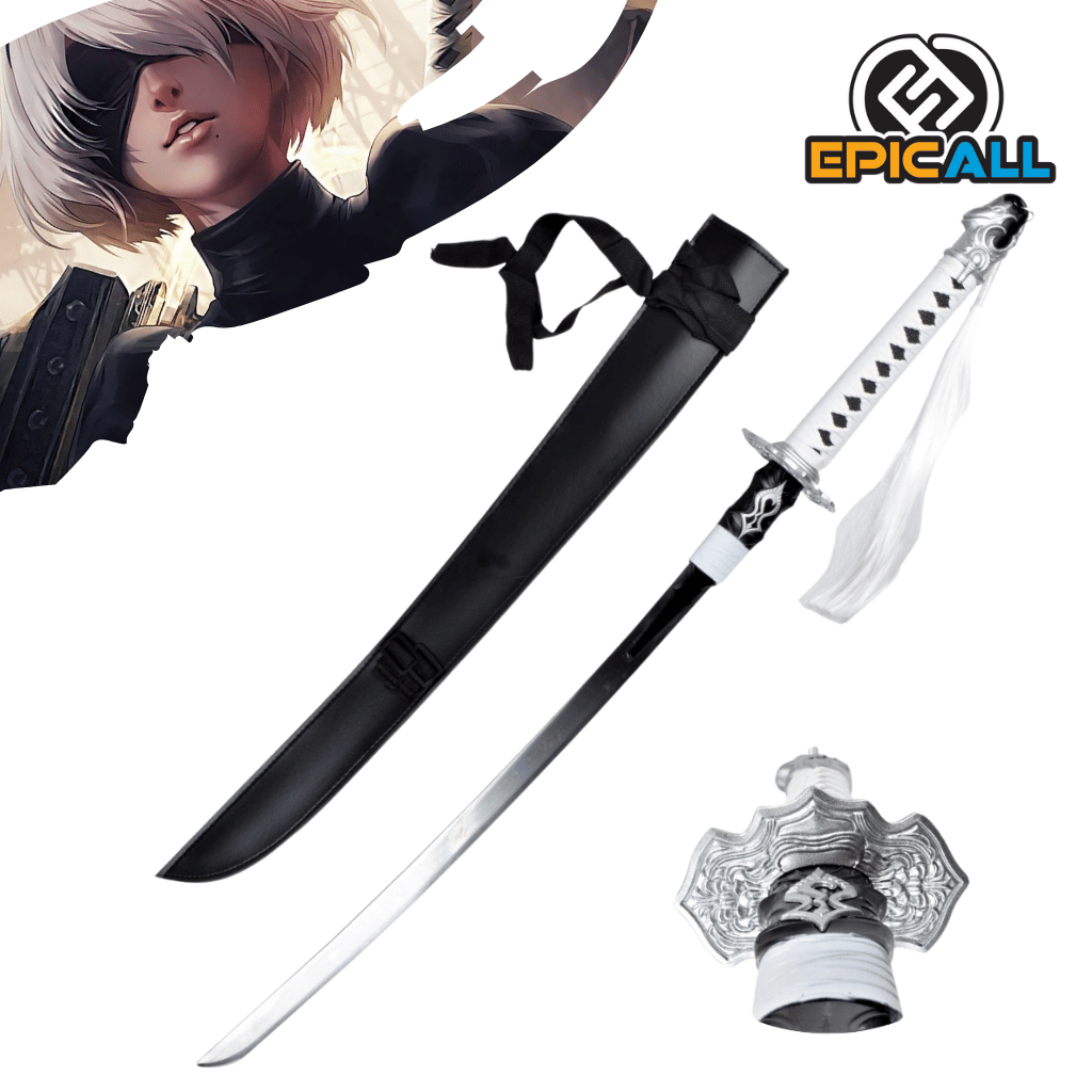 Una réplica de acero sin filo de la katana Contrato Virtuoso de 2B de NieR:Automata. La espada tiene una hoja plateada, una empuñadura blanca y negra con adornos metálicos y una borla blanca atada. También se muestra una vaina negra con correas. En la esquina superior izquierda, se ve una ilustración de 2B.