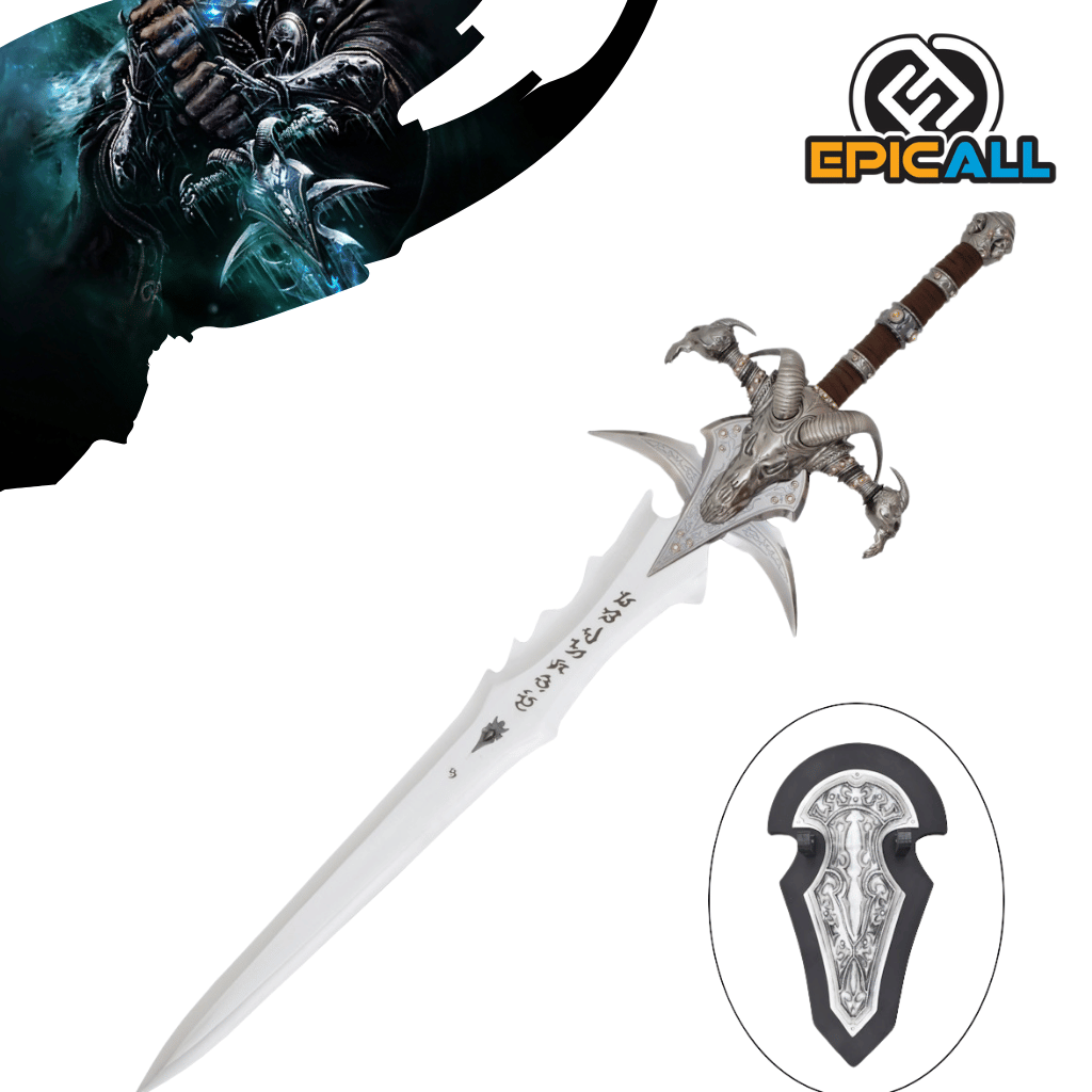 Una réplica de acero sin filo de la espada Frostmourne de World of Warcraft. La espada tiene una hoja plateada con runas grabadas, una empuñadura marrón envuelta en cuero y una guarda distintiva con forma de cráneo y cuernos. También se muestra un soporte de pared negro con detalles plateados para exhibir la espada. En la esquina superior izquierda, se ve una ilustración del Rey Exánime sosteniendo Frostmourne.