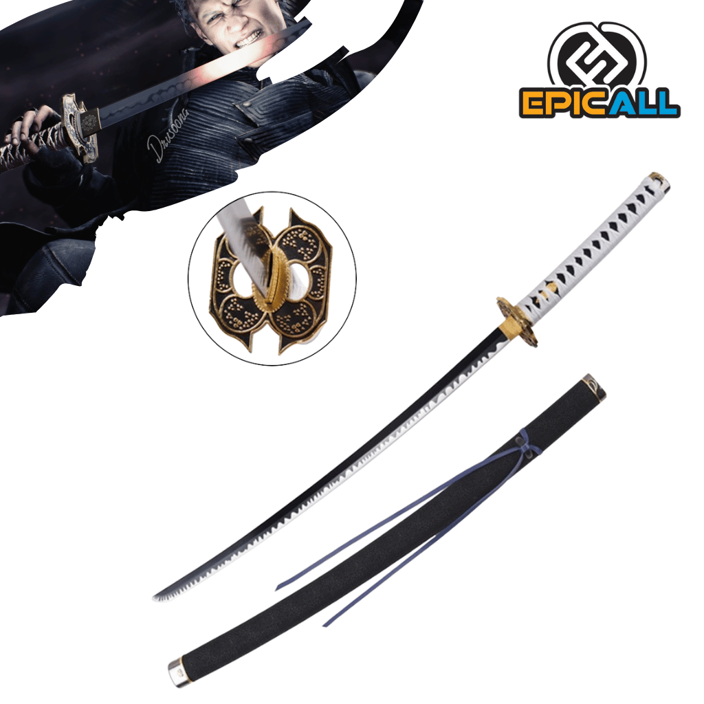 Una réplica de acero sin filo de la katana Yamato de Vergil de la saga Devil May Cry. La espada tiene una hoja negra con un filo plateado, una empuñadura blanca con detalles dorados y una guarda distintiva de color negro y dorado con un diseño intrincado. También se muestra una vaina negra con detalles azules. En la esquina superior izquierda, se ve una ilustración de Vergil empuñando la Yamato.