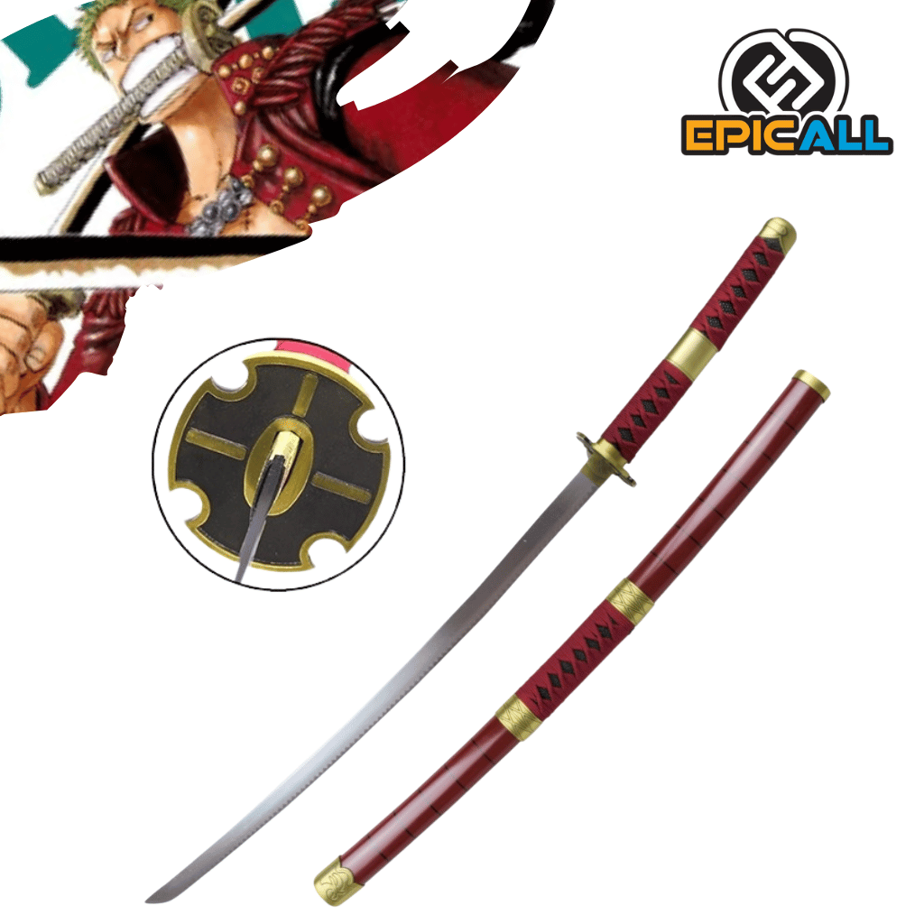 Una réplica de acero sin filo de la katana Sandai Kitetsu de Roronoa Zoro de One Piece. La espada tiene una hoja plateada con un ligero tinte rojizo, una empuñadura roja con detalles dorados y una guarda circular negra con adornos dorados y un centro rojo. También se muestra una vaina roja con detalles dorados. En la esquina superior izquierda, se ve una ilustración de Zoro con una de sus katanas en la boca.