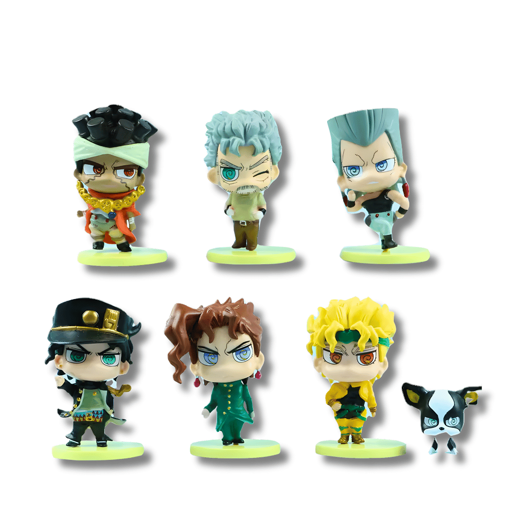 Una foto que muestra un set de siete pequeñas figuras estilo chibi de personajes del anime JoJo's Bizarre Adventure: Stardust Crusaders. Las figuras incluyen a Jotaro, Kakyoin, Polnareff, Joseph Joestar, Avdol, Dio y el perro Iggy, todos con un estilo de cabeza grande y en poses dinámicas.