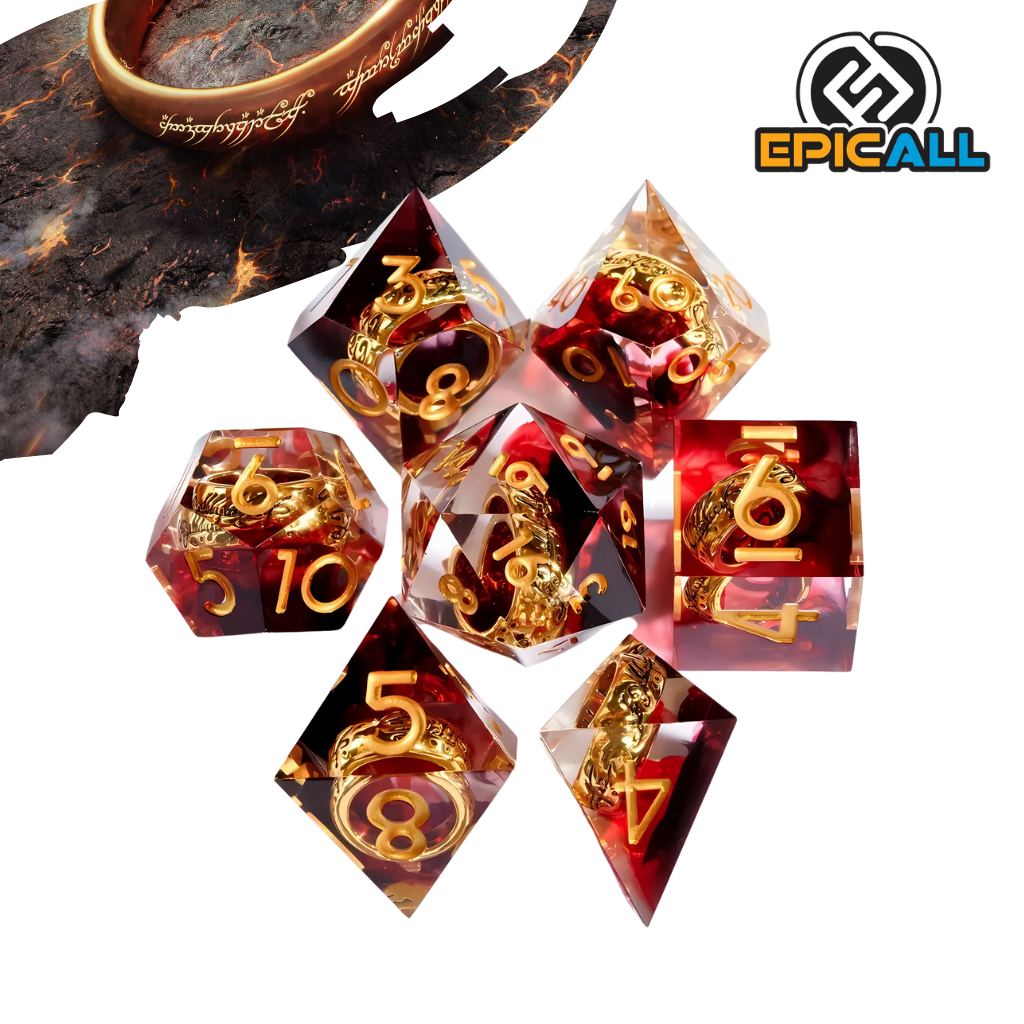 Un set de dados para rol con diseño inspirado en el Anillo Único de El Señor de los Anillos. Los dados son de color dorado con detalles en negro y tienen la inscripción en la lengua negra de Mordor.