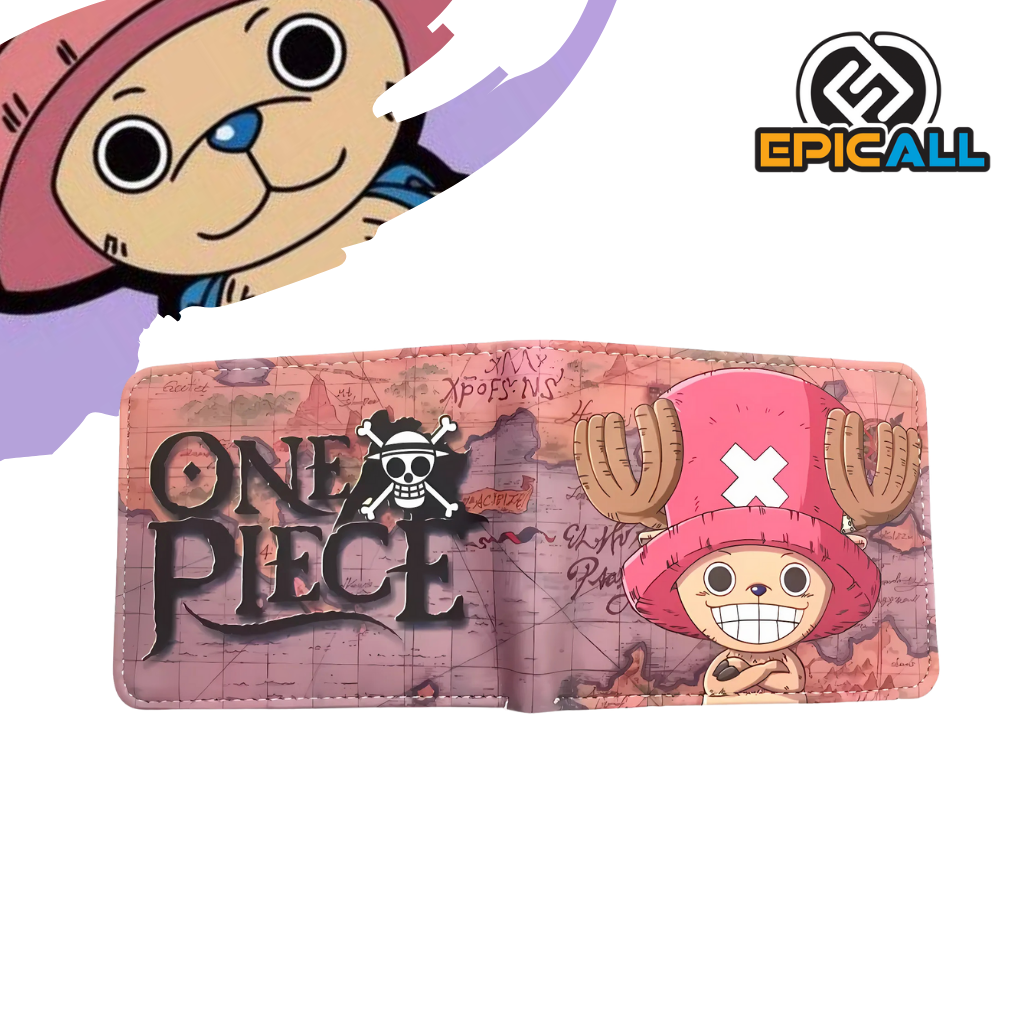 Una billetera de cuero marrón con un diseño inspirado en el anime One Piece. La billetera presenta un mapa antiguo con el logo de One Piece y una ilustración del personaje Tony Chopper, un reno con sombrero de médico. Los colores predominantes son el marrón y el beige.