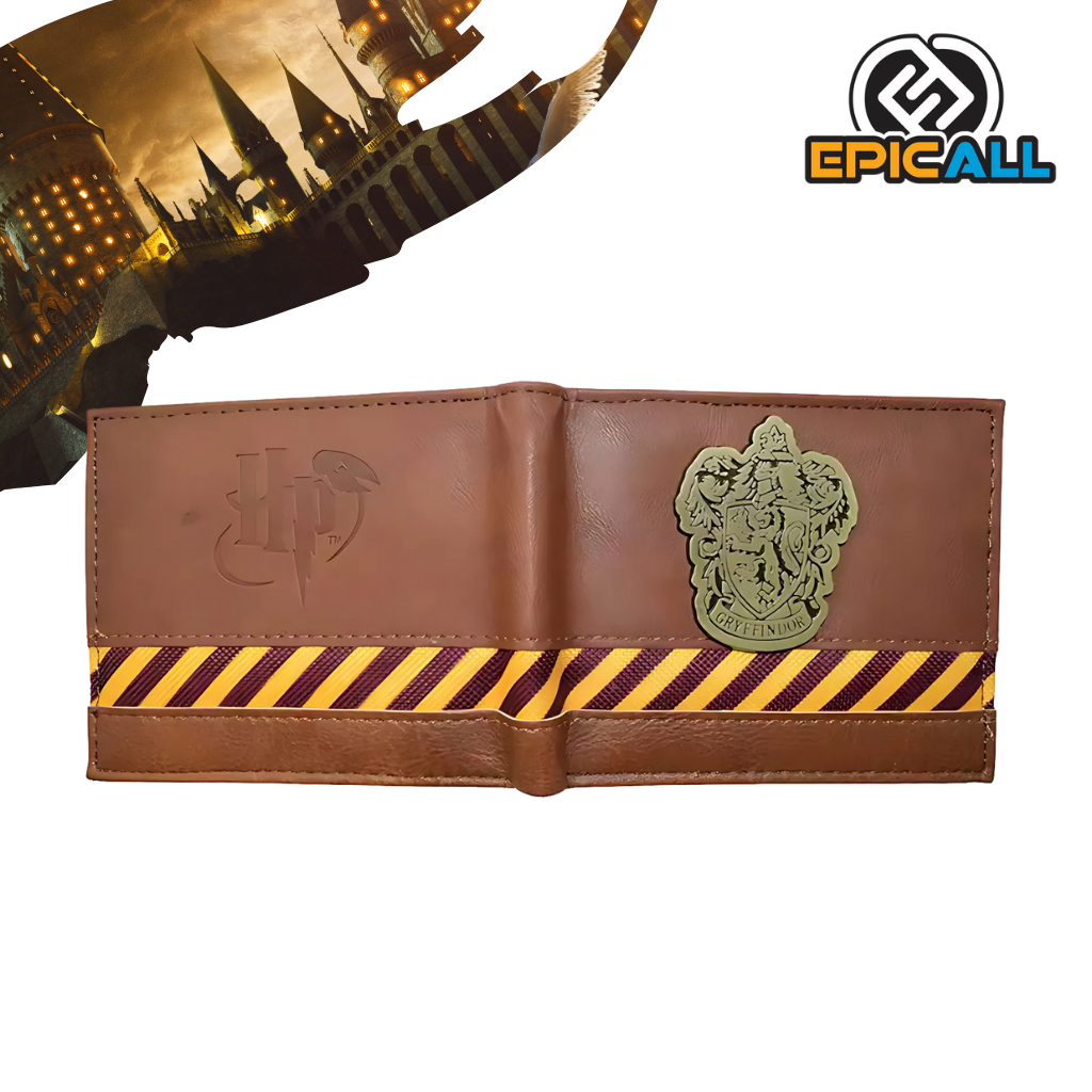 Una billetera de cuero marrón con el escudo de Hogwarts en relieve en el centro. El escudo es de metal dorado y tiene detalles en relieve. La billetera tiene un diseño clásico y rectangular, con un borde amarillo y rojo.