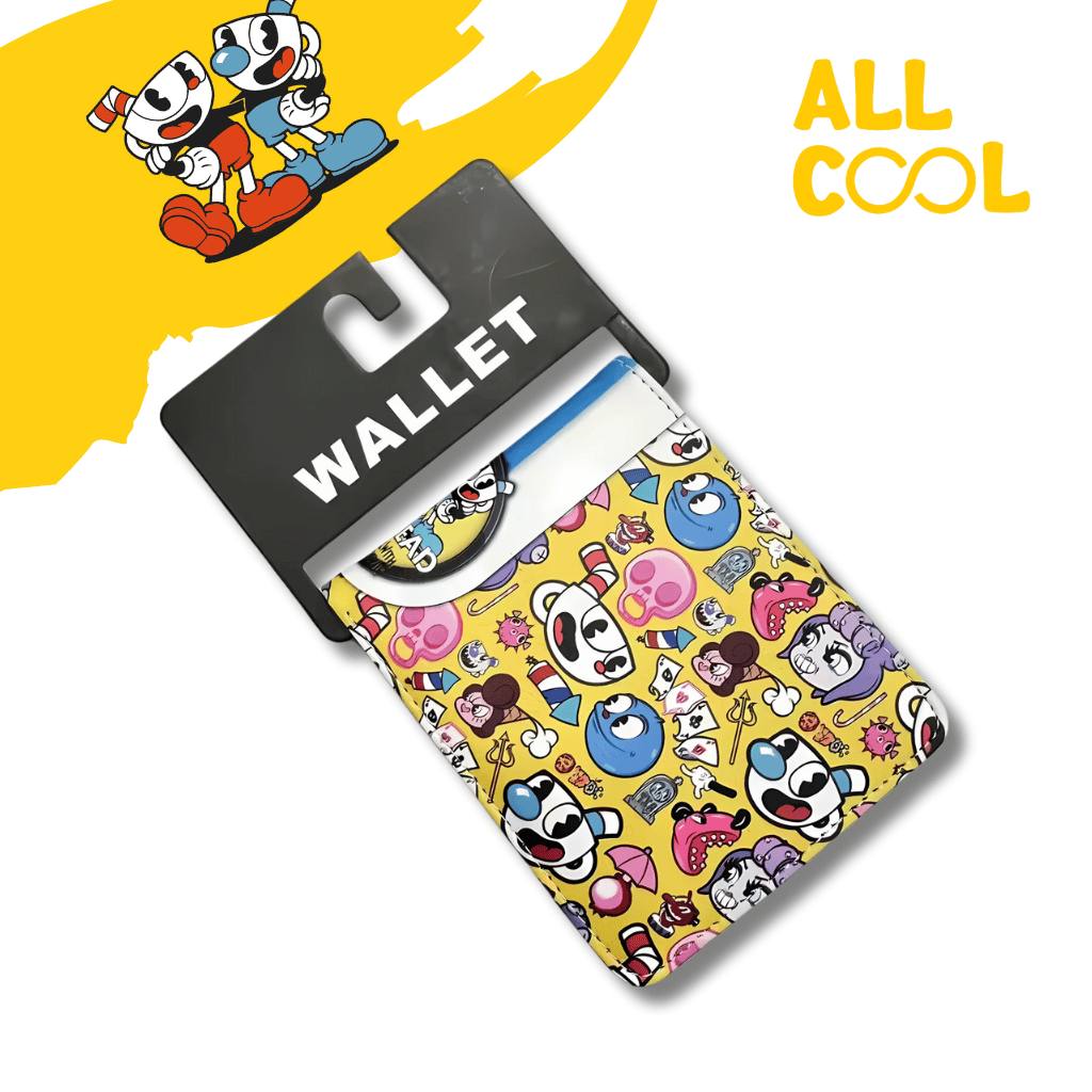 Una billetera de color amarillo con un diseño lleno de personajes y elementos del videojuego Cuphead. La billetera tiene diseño en patrón con personajes y otros iconos emblemáticos del videojuego, en la parte frontal y está llena de ilustraciones de los diferentes personajes y objetos del juego.