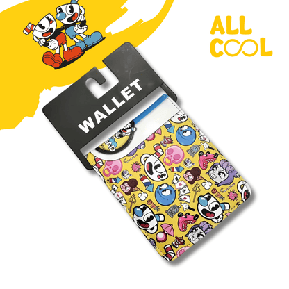 Una billetera de color amarillo con un diseño lleno de personajes y elementos del videojuego Cuphead. La billetera tiene diseño en patrón con personajes y otros iconos emblemáticos del videojuego, en la parte frontal y está llena de ilustraciones de los diferentes personajes y objetos del juego.