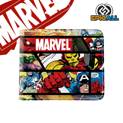 Una billetera de color rojo y amarillo con un diseño de cómic de Marvel. La billetera muestra imágenes de los personajes más icónicos como Iron Man, Hulk y Capitán América.
