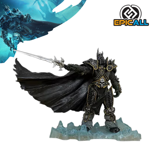 La imagen muestra una estatua de 20 cm del personaje Arthas Menethil de World of Warcraft, con detalles de armadura y espada, representado en una pose poderosa y oscura.