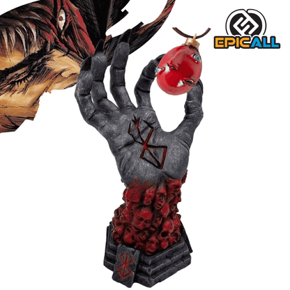 Estatua decorativa de la Mano de Dios de Berserk con base de rostros y almas sufrientes, la marca del sacrificio grabada en la palma y sosteniendo un collar de Behelit rojo, mostrando una altura aproximada de 20 cm junto al logotipo de Epicall.