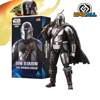 Figura articulada de Din Djarin, el Mandaloriano, luciendo su brillante armadura de Beskar y capa de tela, sosteniendo su rifle en el hombro junto a su caja de colección oficial de Star Wars.