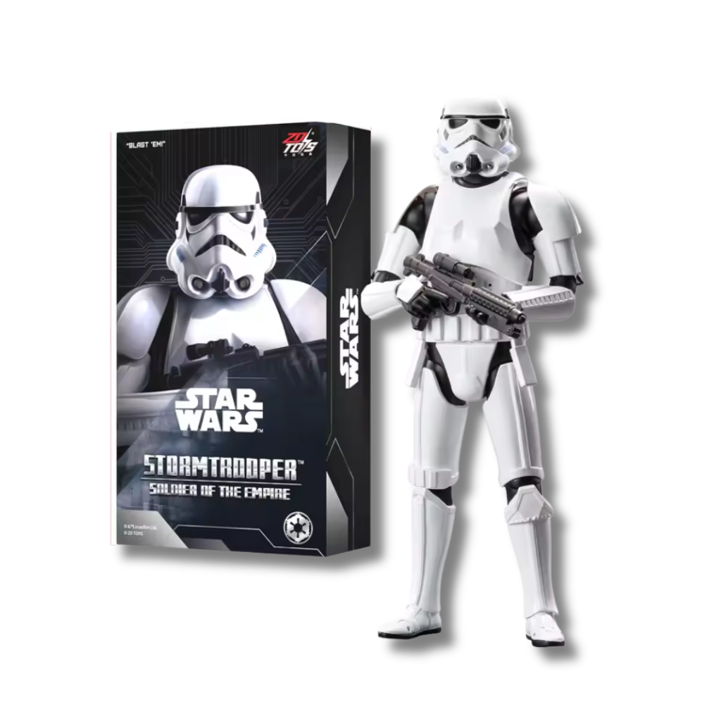 Figura articulada de un Stormtrooper de Star Wars con armadura blanca y detalles negros, posando dinámicamente con un bláster imperial en las manos frente a su caja de exhibición oficial.