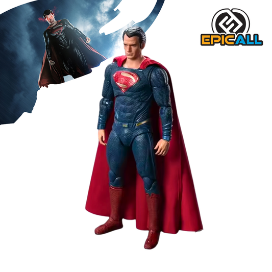 Figura articulada de Superman inspirada en Henry Cavill, mostrando su traje azul texturizado con el emblema clásico y una capa roja de tela, en pose de exhibición.