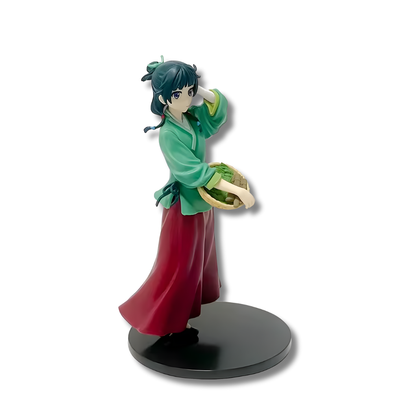 Foto de la figura de Maomao con fondo blanco, vista desde su lado derecho.