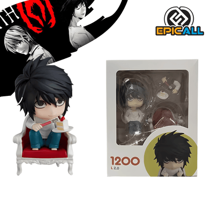 Figura coleccionable estilo Nendoroid de L Lawliet de Death Note, sentado en su sillón clásico blanco y rojo sosteniendo un trozo de pastel, con una altura aproximada de 10 cm junto al logotipo de Epicall.