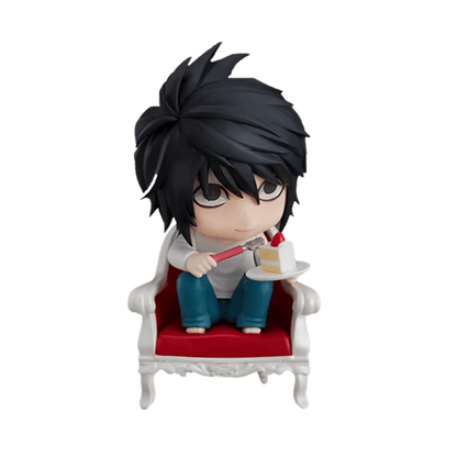 Figura coleccionable estilo Nendoroid de L Lawliet de Death Note, sentado en su sillón clásico blanco y rojo sosteniendo un trozo de pastel, con una altura aproximada de 10 cm junto al logotipo de Epicall.