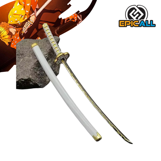 Una mini réplica de la katana de Zenitsu Agatsuma, uno de los Pilares de Demon Slayer. La katana tiene una hoja curva de color dorado y una vaina blanca. La empuñadura es de color negro. La katana está colocada sobre un fondo que simula un campo de batalla.