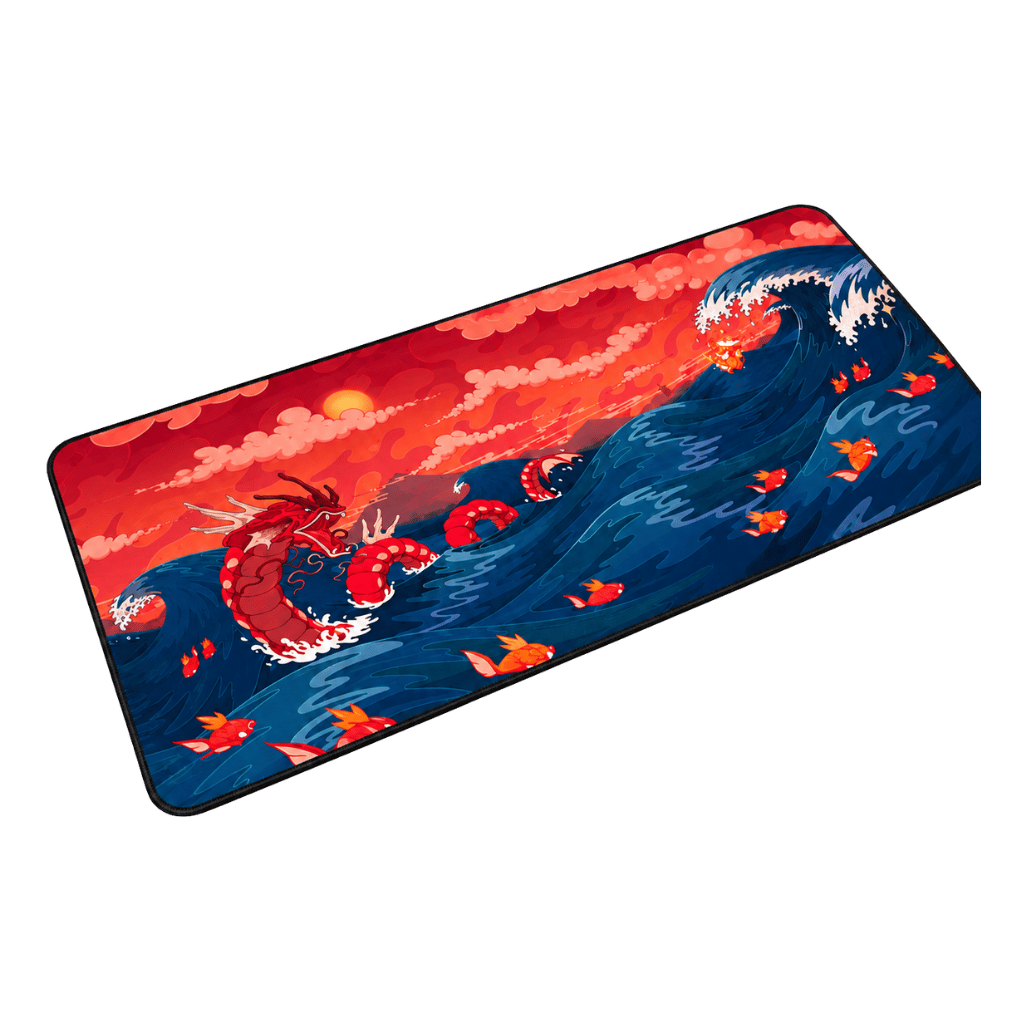 Mouse pad gamer rectangular de 30x60 cm con un diseño de estilo ukiyo-e de Pokémon, mostrando a un Gyarados rojo emergiendo entre olas embravecidas de mar azul y varios Magikarp bajo un cielo rojizo al atardecer.