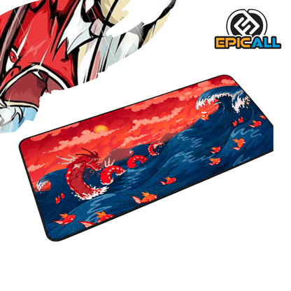 Mouse pad gamer rectangular de 30x60 cm con un diseño de estilo ukiyo-e de Pokémon, mostrando a un Gyarados rojo emergiendo entre olas embravecidas de mar azul y varios Magikarp bajo un cielo rojizo al atardecer.