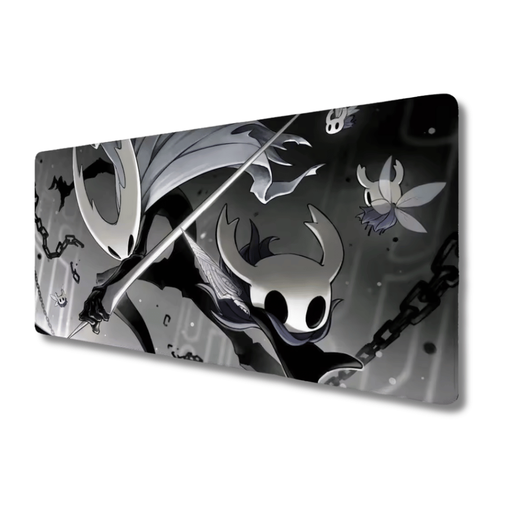Mouse pad gamer rectangular de 30x60 cm con diseño monocromático de Hollow Knight, presentando al Recipiente Puro y al Caballerito luchando con espadas entre cadenas y criaturas del abismo sobre un fondo en blanco y negro.