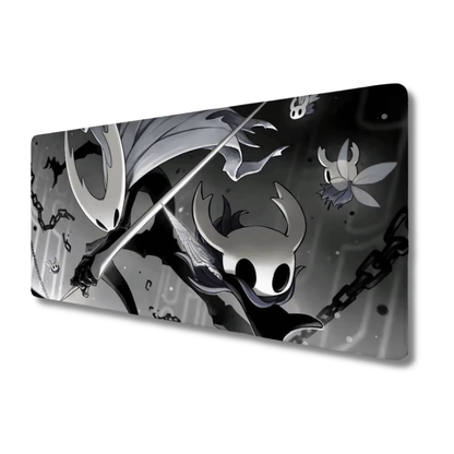Mouse pad gamer rectangular de 30x60 cm con diseño monocromático de Hollow Knight, presentando al Recipiente Puro y al Caballerito luchando con espadas entre cadenas y criaturas del abismo sobre un fondo en blanco y negro.
