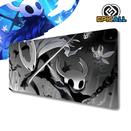 Mouse pad gamer rectangular de 30x60 cm con diseño monocromático de Hollow Knight, presentando al Recipiente Puro y al Caballerito luchando con espadas entre cadenas y criaturas del abismo sobre un fondo en blanco y negro.