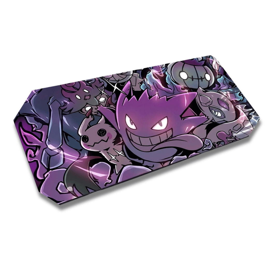 Mouse pad gamer rectangular de 30x60 cm con un collage de Pokémon de tipo Fantasma en tonos púrpuras y oscuros, destacando a Gengar sonriendo en el centro junto a Mimikyu y otras criaturas espectrales.